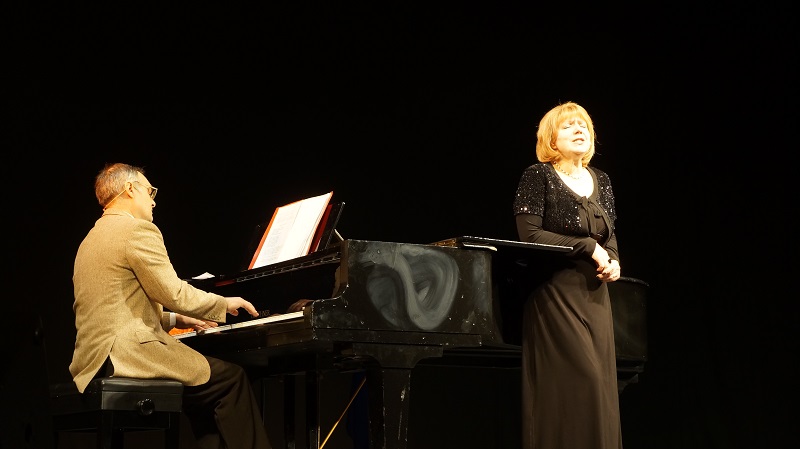 Более 100 магаданцев собрали актеры "Четвертой стены" в музыкальном и драматическом театре, Фото с места события собственное