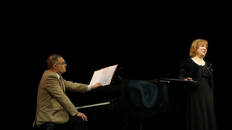 Режиссер спектакля Валентина Козлова поставила произведение по мотивам автобиографической книги королевы советской эстрады, Фото с места события собственное