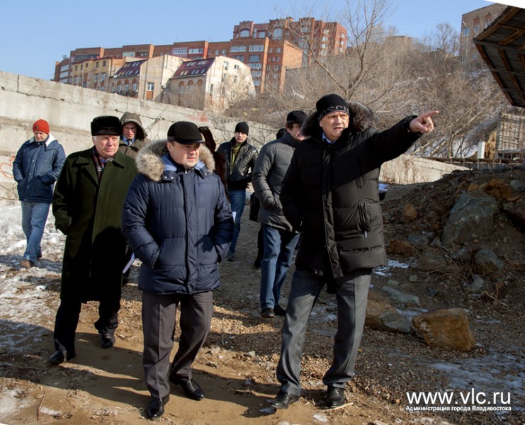 Леонид Вильчинский показывает, как именно будет проходить тропа для прогулок, Фото с места события из других источников