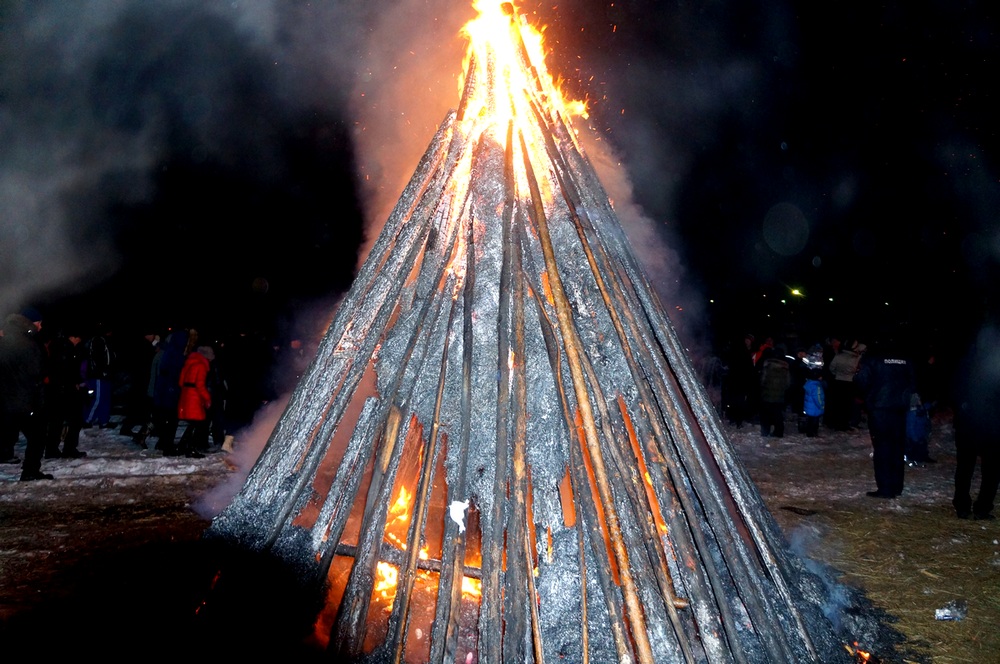 Свои грехи сожгли в костре жители Бурятии во время проведения обряда Дугжууба, Фото с места события собственное