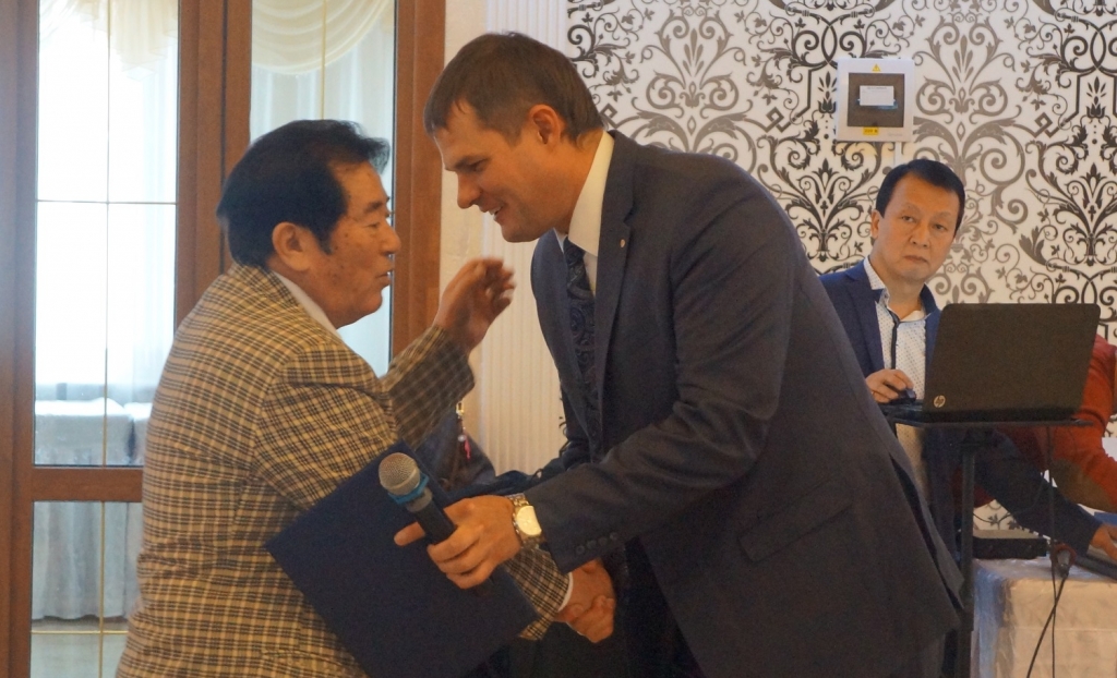 Олег Ежов вручил почетную грамоту губернатора Станиславу Юн, Фото с места события собственное