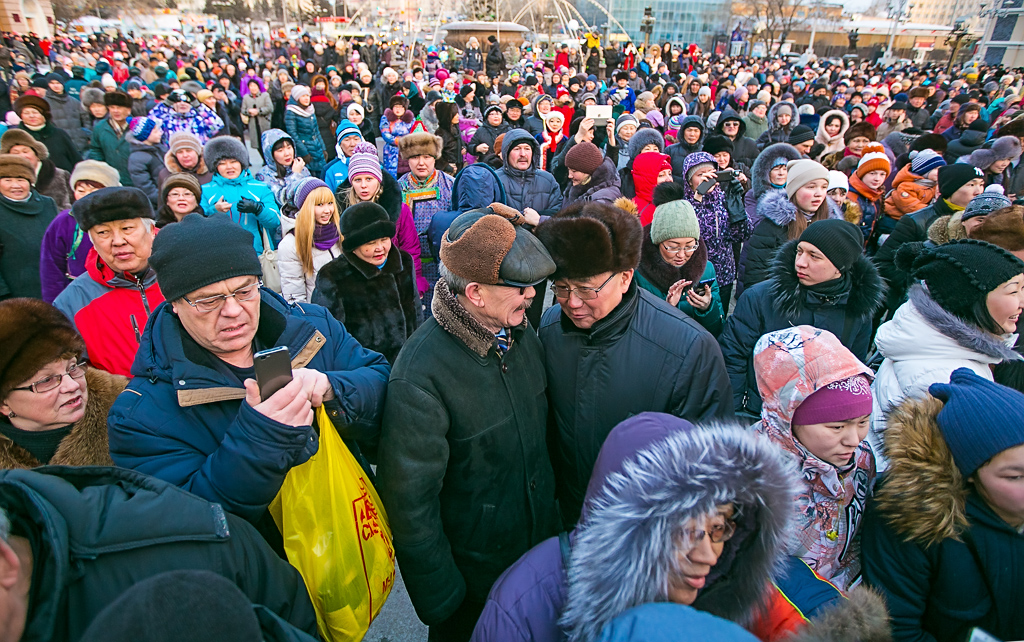"Глобальный ёхор" собрал сотни человек на площади в Улан-Удэ, Фото с места события собственное