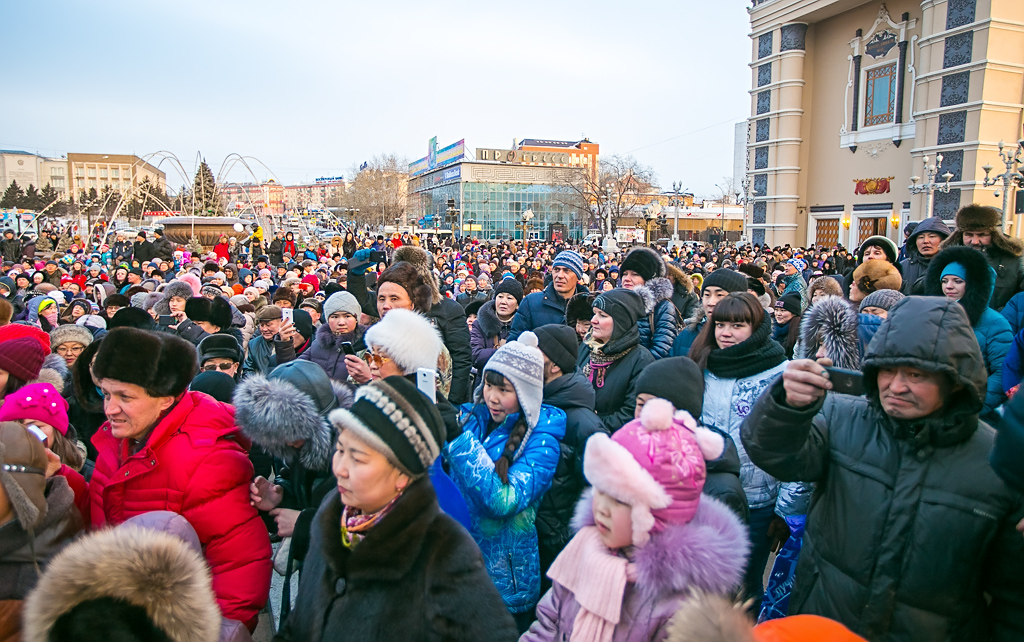 "Глобальный ёхор" собрал сотни человек на площади в Улан-Удэ, Фото с места события собственное