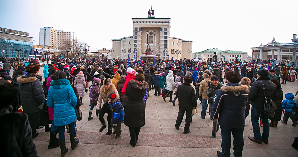 "Глобальный ёхор" собрал сотни человек на площади в Улан-Удэ, Фото с места события собственное