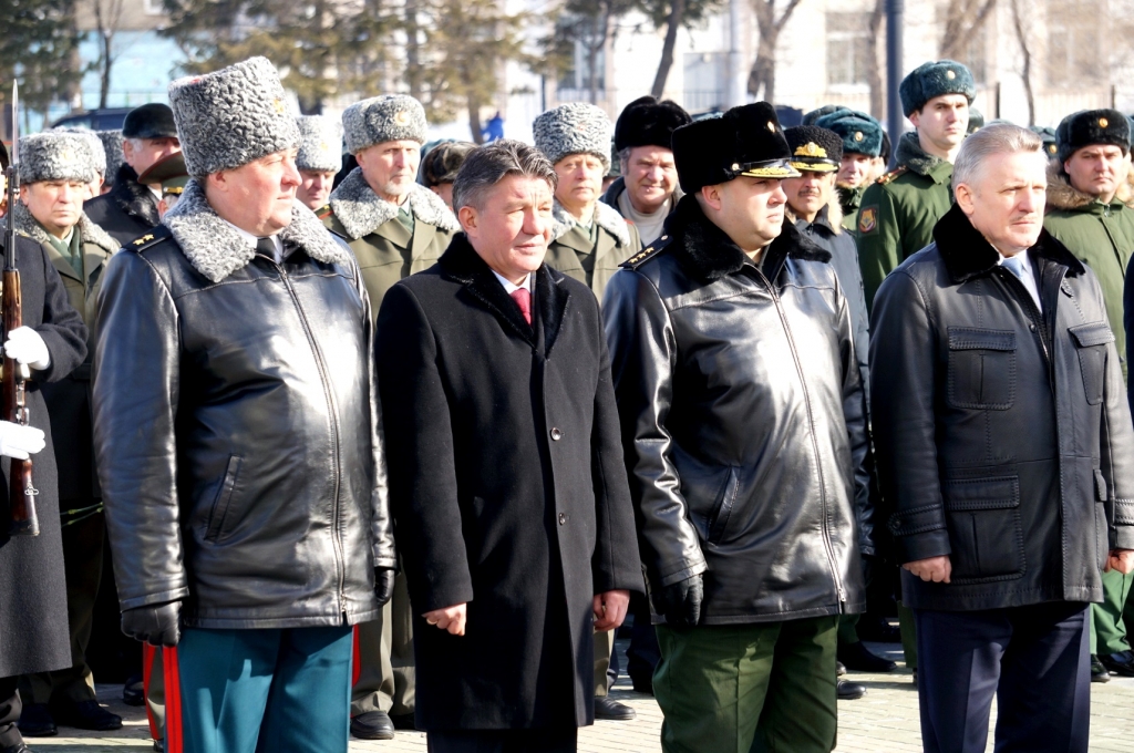 Первые лица региона возложили цветы к Стеле Героев в Хабаровске, Фото с места события собственное