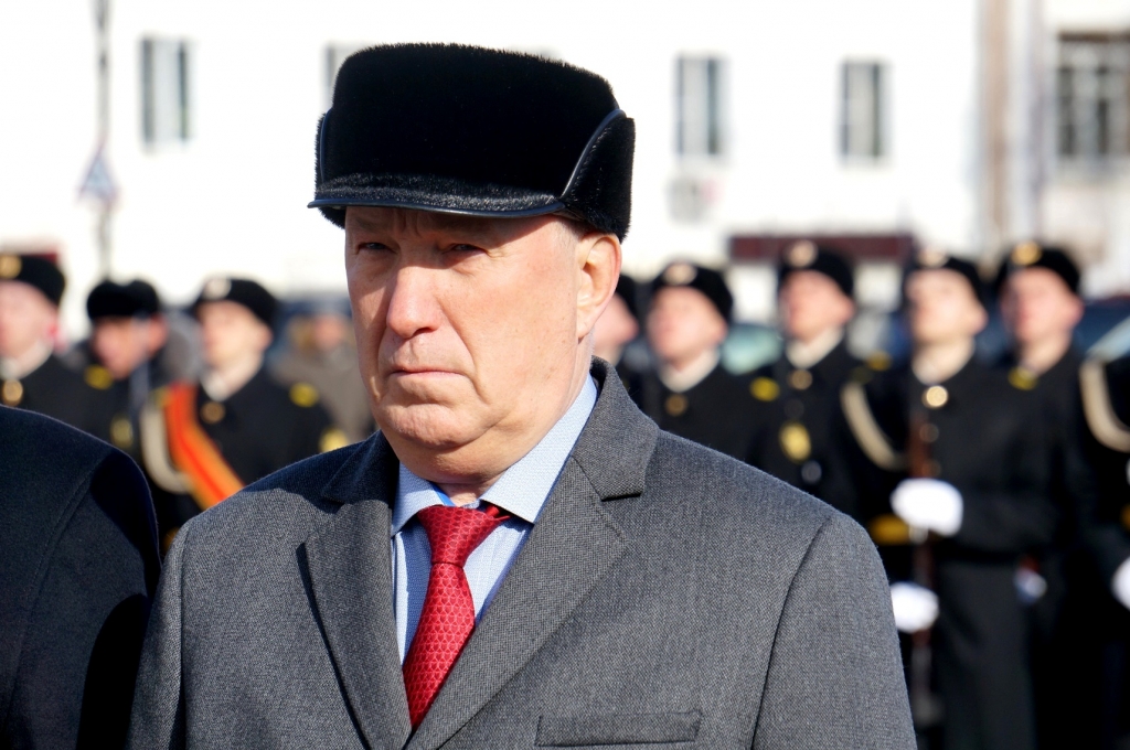 Первые лица региона возложили цветы к Стеле Героев в Хабаровске, Фото с места события собственное