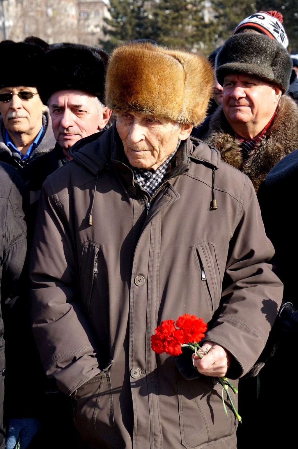 Первые лица региона возложили цветы к Стеле Героев в Хабаровске, Фото с места события собственное