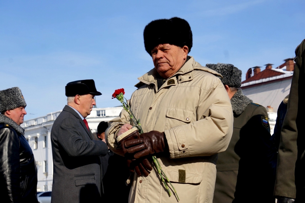 Первые лица региона возложили цветы к Стеле Героев в Хабаровске, Фото с места события собственное