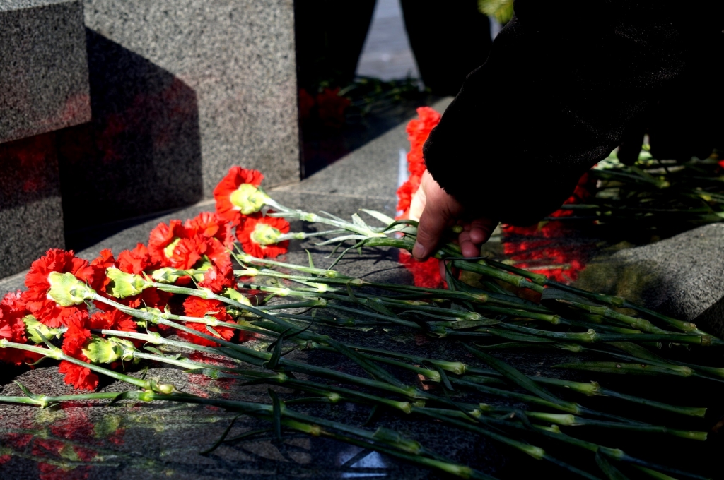 Первые лица региона возложили цветы к Стеле Героев в Хабаровске, Фото с места события собственное