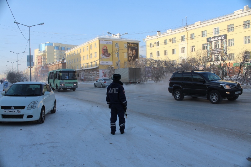 Женщины-автоинспекторы поздравили водителей Якутска с Днем защитника отечества, Фото с места события собственное