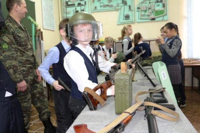 Ребята с интересом разглядывали оружие, Фото с места события из других источников