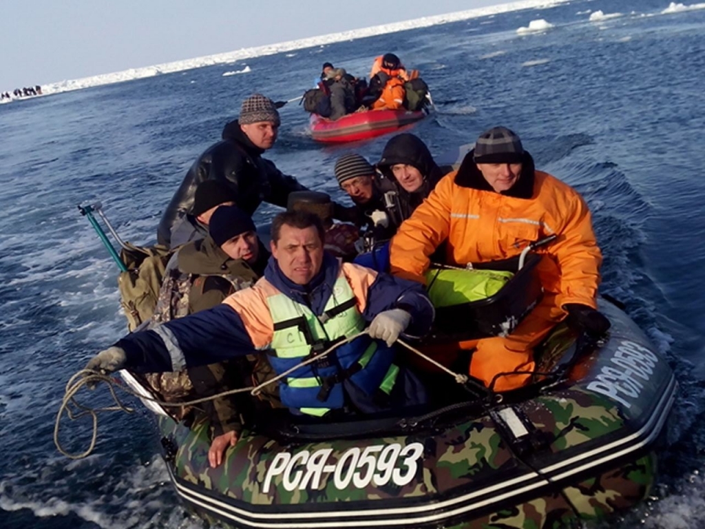 Спасательная операция. Сахалин рыбаки. Спасение рыбаков на Сахалине. Рыбаки на льдине Сахалин. Рыбаки на Сахалине лед.