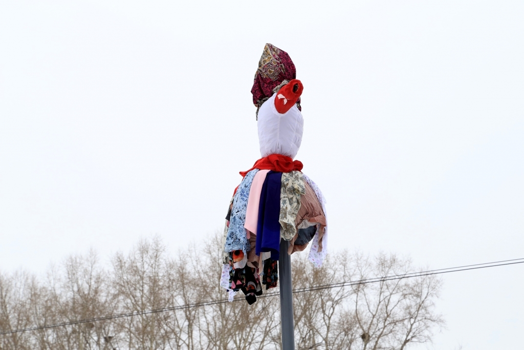 Сжигание чучела уфа. Чучело на Масленицу. Пугало на Масленицу. Лицо чучело Масленицы. Самое красивое чучело на Масленицу.