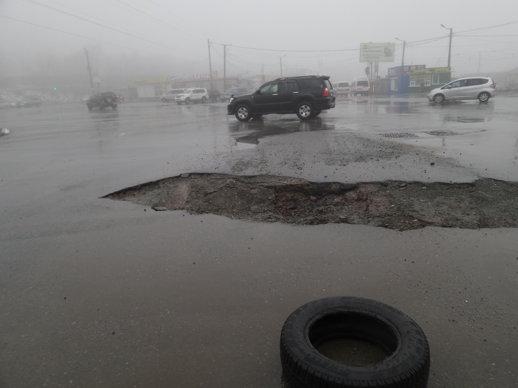 Обвал грунта произошел на кольце 3-й Рабочей во Владивостоке, Фото с места события собственное