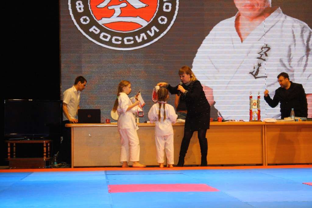 Депутат Елена Князева наградила девочек, Фото с места события собственное