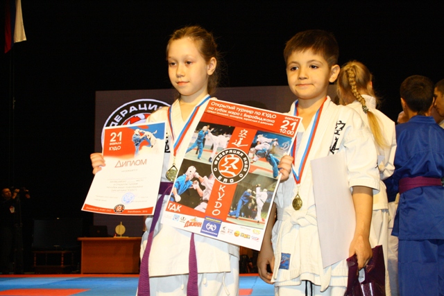 Юные чемпионы Николь Большан и Артем Корецкий, Фото с места события собственное