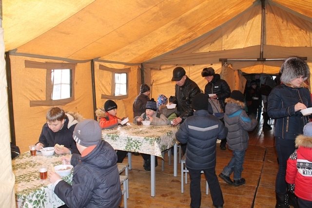 На обед давали настоящую солдатскую кашу, Фото с места события из других источников