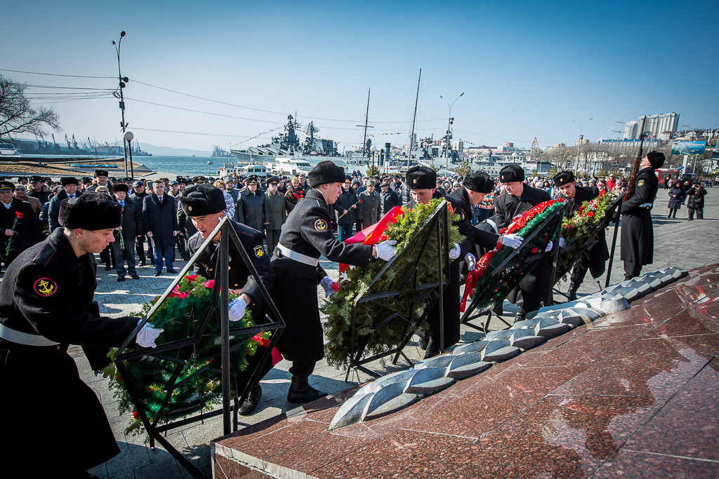 Цветы к Вечному огню возложили приморцы, Фото с места события собственное