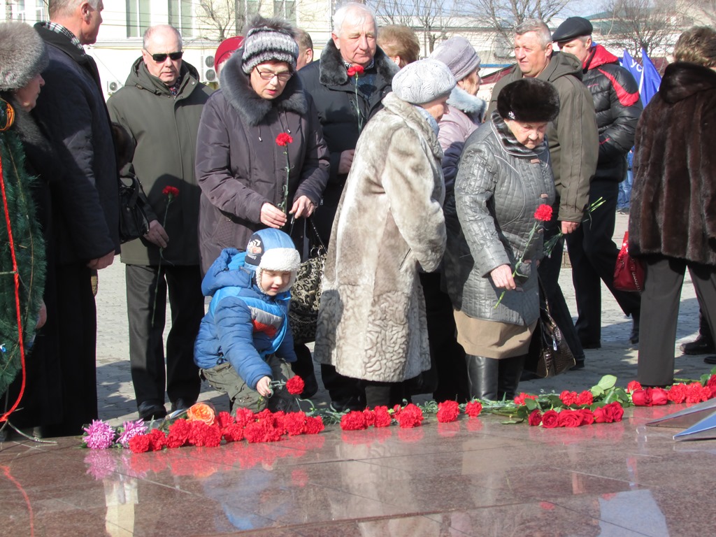 Цветы принесли и стар, и млад, Фото с места события собственное