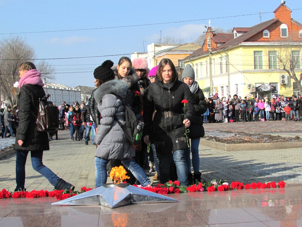 Молодежь у Вечного огня, Фото с места события собственное