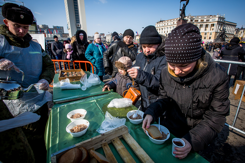 Горожане угощались солдатской кашей , Фото с места события собственное