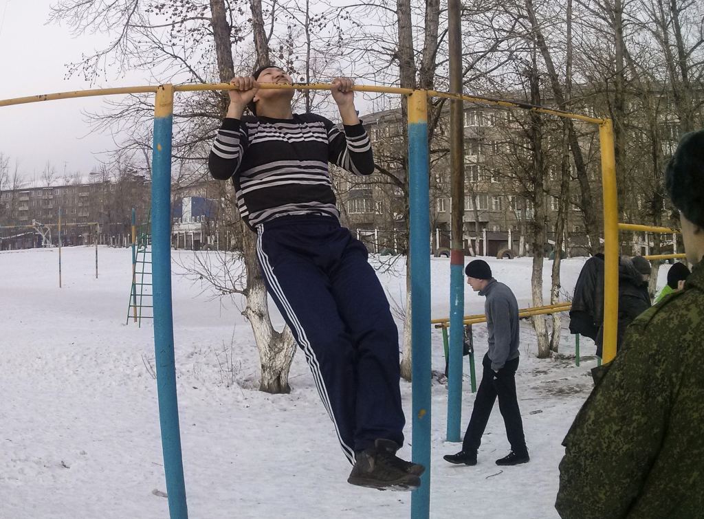 Желающие служить по контракут сдают нормативы по физической подготовке, Фото с места события собственное