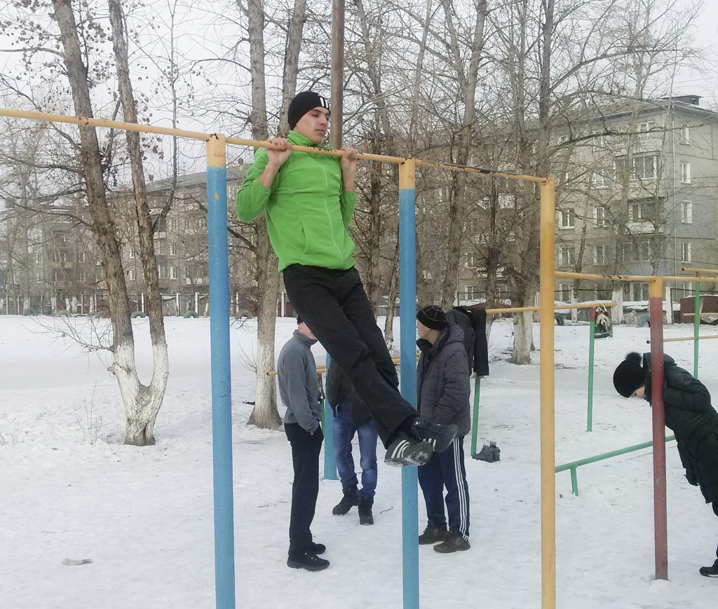 Желающие служить по контракут сдают нормативы по физической подготовке, Фото с места события собственное