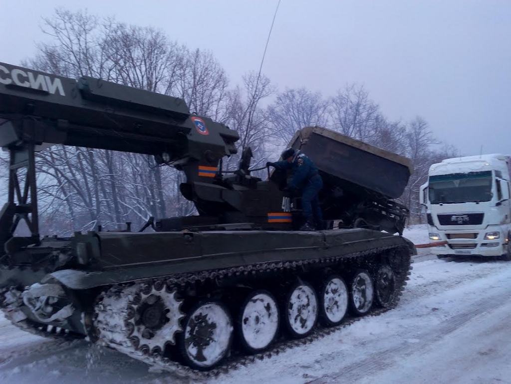 Танк спасателей помог груженным фурам преодолеть подъем на трассе Хабаровск- Комсомольск - AmurMedia.ru