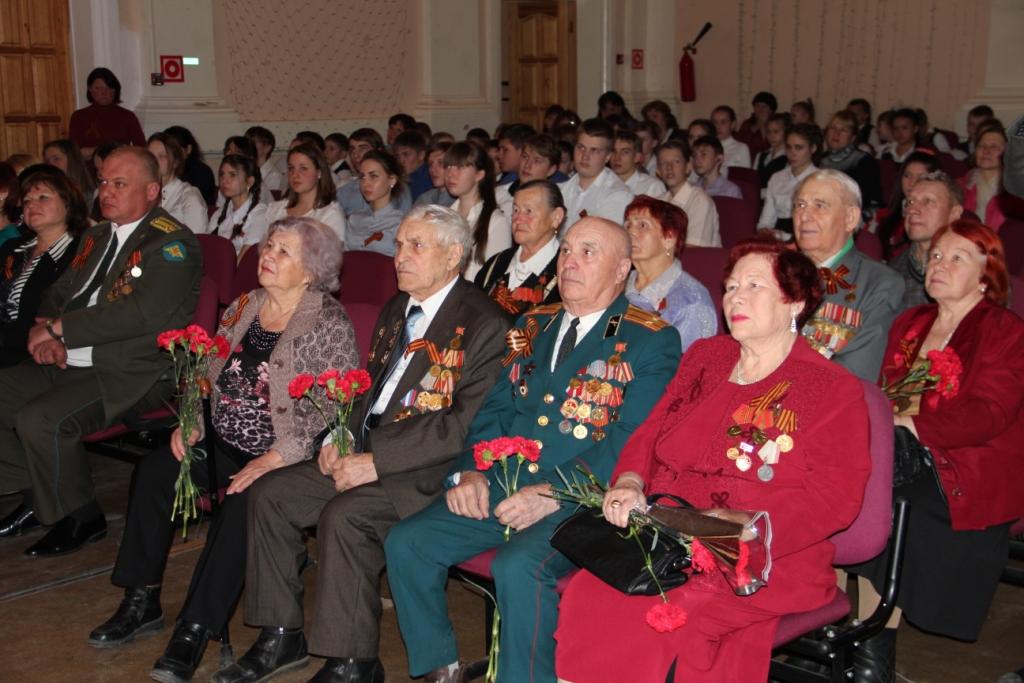 Почетными гостями концерта стали ветераны войны, труженики тыла, дети войны, военнослужащие Администрация ГО Большой Камень