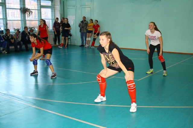 Турнир по волейболу среди деушек прошел в рамках городской школьной спартакиады, Фото с места события собственное