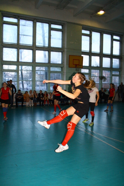 Турнир по волейболу среди деушек прошел в рамках городской школьной спартакиады, Фото с места события собственное