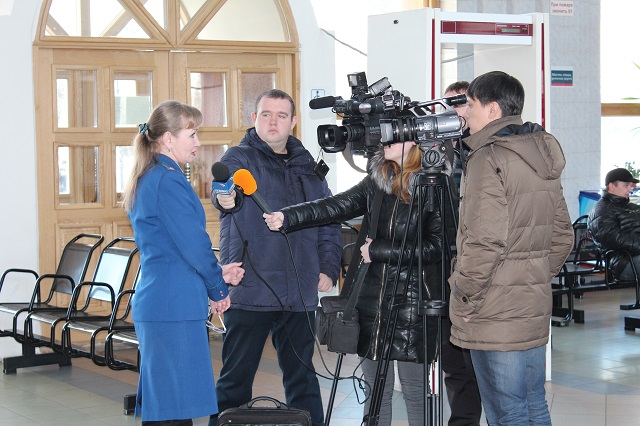 Сотрудники линейного отдела полиции Биробиджана вступили в прямой диалог с пассажирами, Фото с места события из других источников