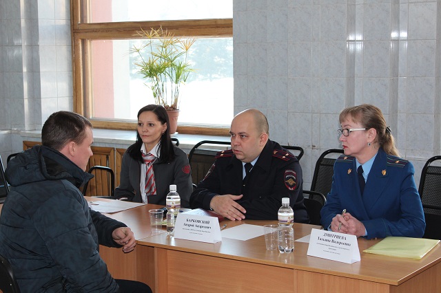 Сотрудники линейного отдела полиции Биробиджана вступили в прямой диалог с пассажирами, Фото с места события из других источников