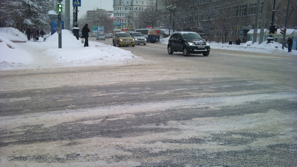 После циклона дороги Хабаровска покрылись толстой коркой льда , Фото с места события собственное