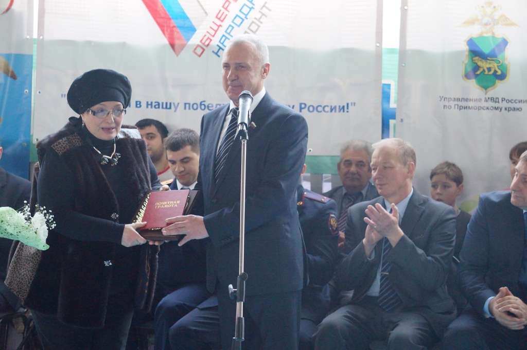 Глава Уссурийск Николай Рудь провел награждение, Фото с места события собственное