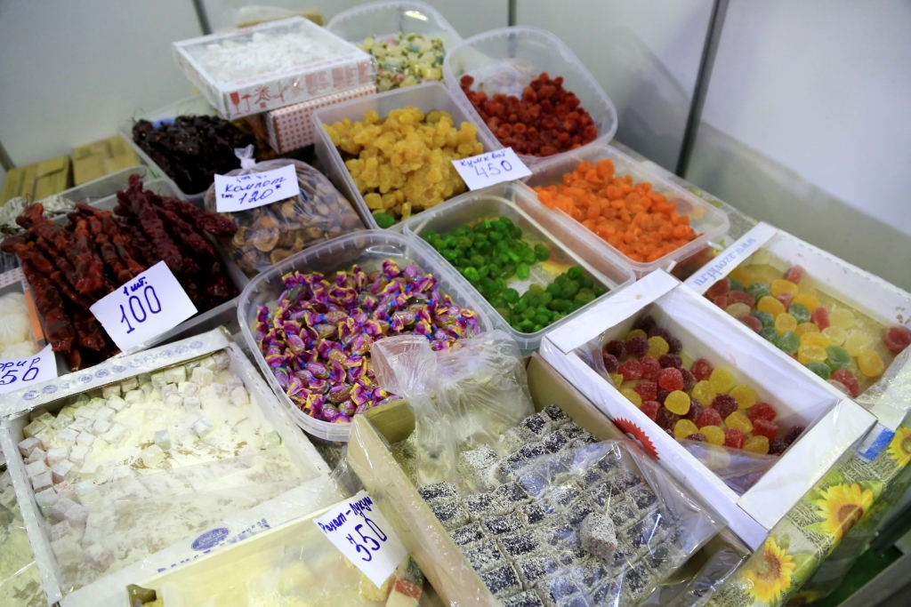 Сладости и мясо больше всего привлекают хабаровчан на работающей в городе ярмарке, Фото с места события собственное
