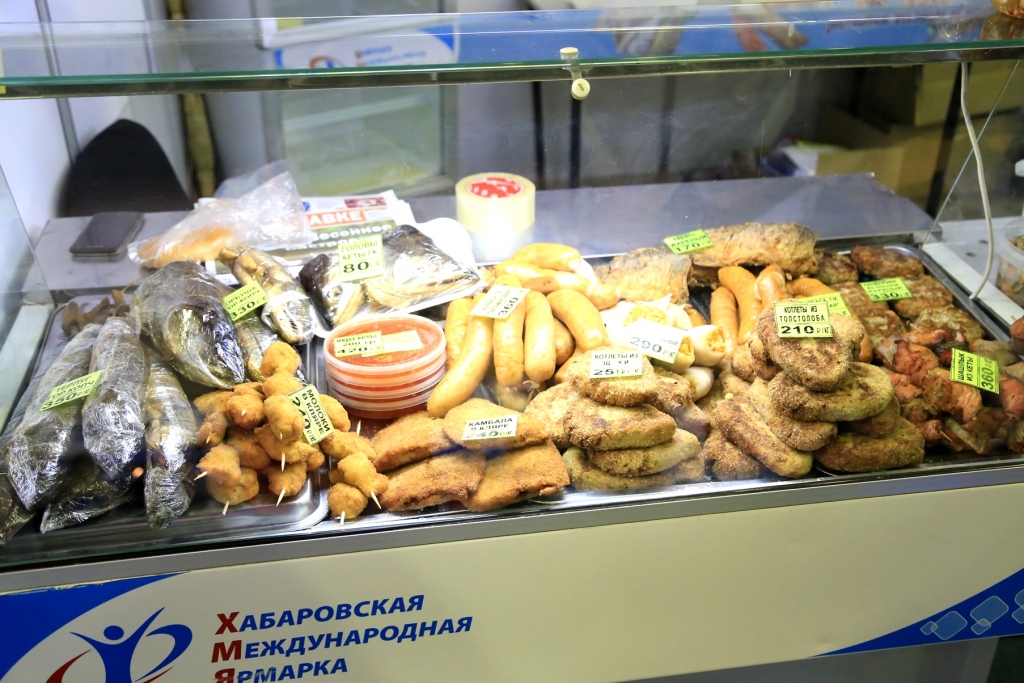 Сладости и мясо больше всего привлекают хабаровчан на работающей в городе ярмарке, Фото с места события собственное