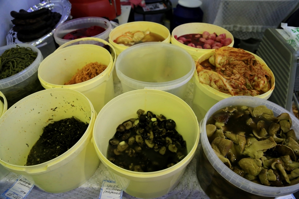 Сладости и мясо больше всего привлекают хабаровчан на работающей в городе ярмарке, Фото с места события собственное