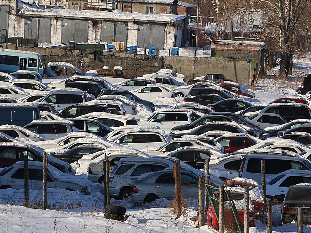 Арестплощадку, где располагаются угнанные автомобили, оборудовали в Иркутске на территории министерства обороны РФ, Фото с места события собственное