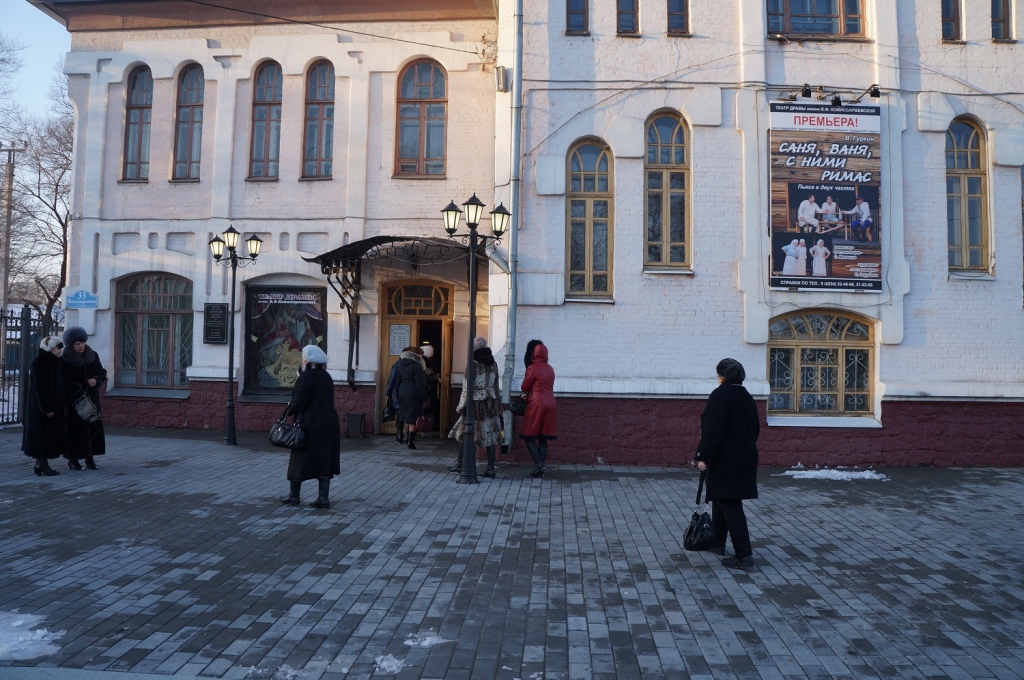 Перед премьерой фонарщик зажег фонари, Фото с места события собственное