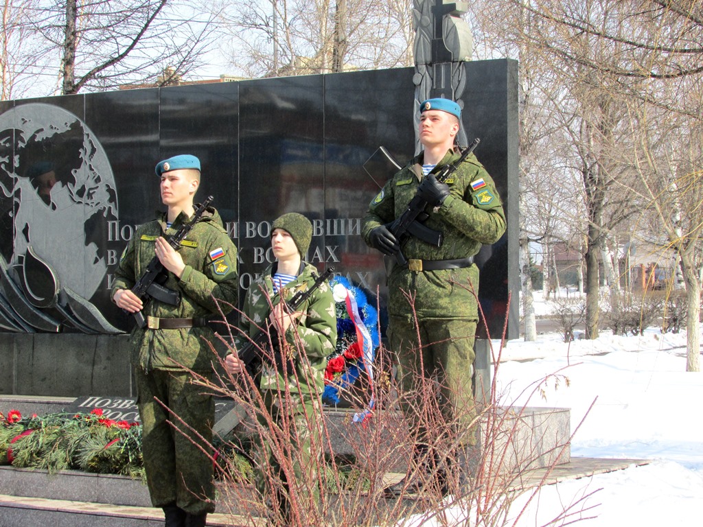 Цветы и венки возложены к подножию мемориала Дмитрий Прокопяк, PrimaMedia