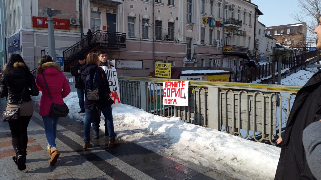 Не сразу понятно, что именно хотел сказать авто плаката, Фото с места события собственное