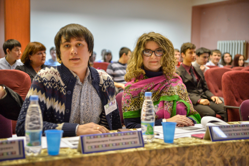 Главный геолог горно-обогатительного комбината ОАО "ЗРК "Павлик" Радмир Мухамедьяров и ведущий аналитик предприятия Марина Мухамедьярова, Фото с места события собственное