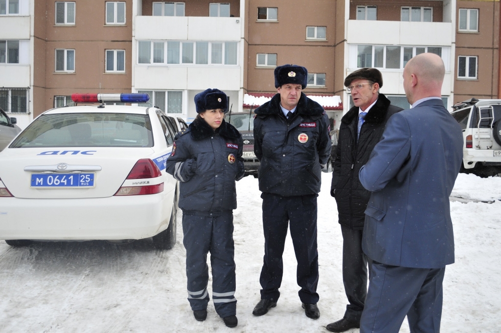 Сотрудники ГИБДД обсудили дорожную обстановку в Первореченском районе с депутатом Юрием Корсаковым, Фото с места события собственное