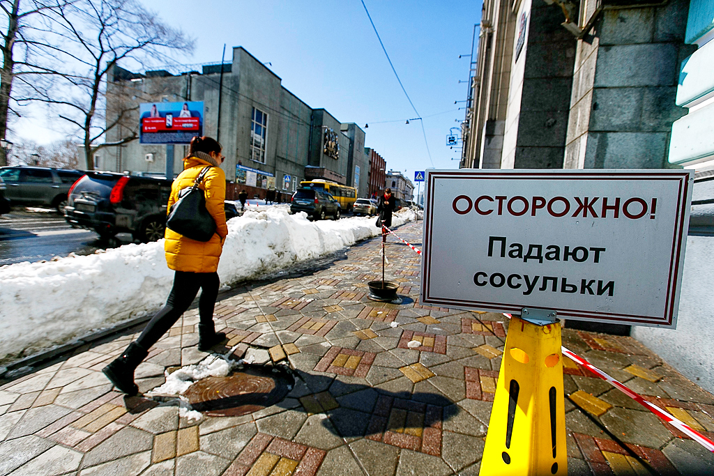 Арендаторы помещений просто обносят тротуары ленточками, Фото с места события собственное