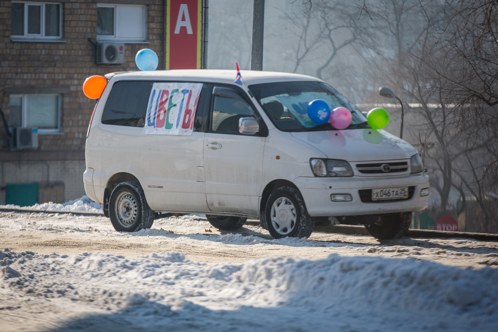 Торговля цветами в канун 8 марта во Владивостоке, Фото с места события собственное