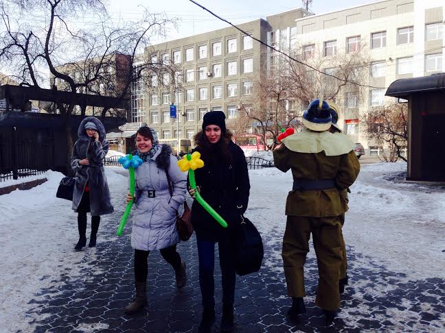 Пожарные в Иркутске вручили женщинам на остановках воздушные цветы, Фото с места события собственное