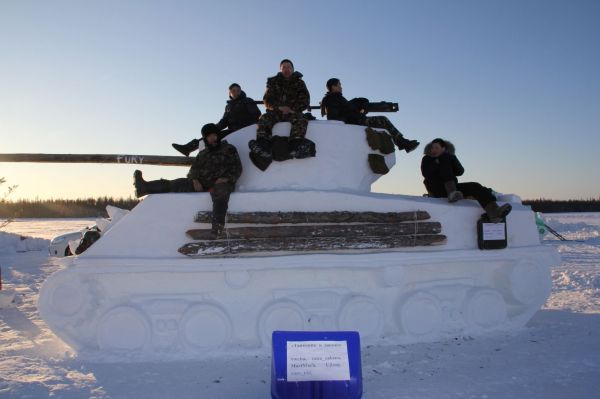 Учитель информатики вместе с учениками изваял из снега американский танк "Шерман" в Якутии, Фото с места события из других источников