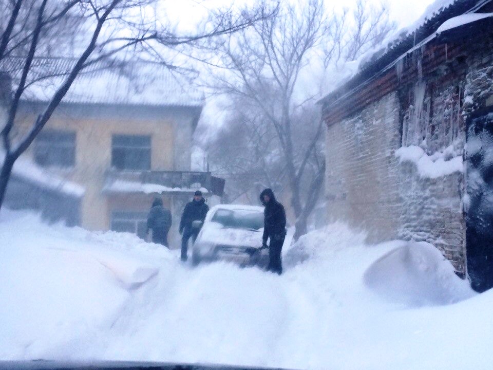 Тяжелое утро устроил горожанам обрушившийся на Хабаровск снежный циклон, Фото с места события собственное