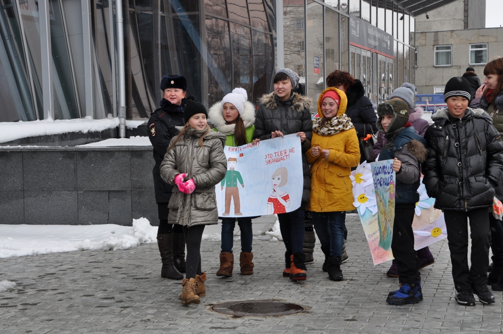 Люди против детей. Ребенок протестует.